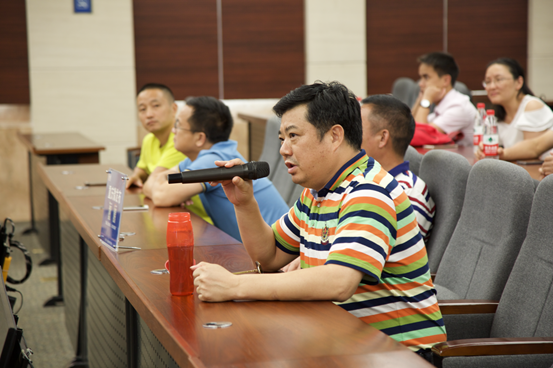 学员在重庆市新闻办公室提问.png