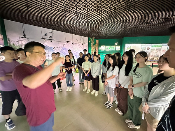 全讯白菜网002党委书记凌晓明在黄连山宣教中心开展思政教育。002cc白菜资讯供图