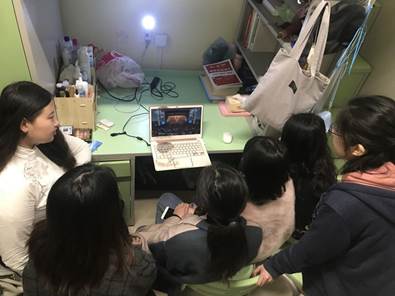 观看两会开幕式1
