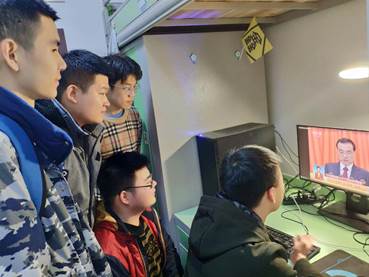 观看两会开幕式2